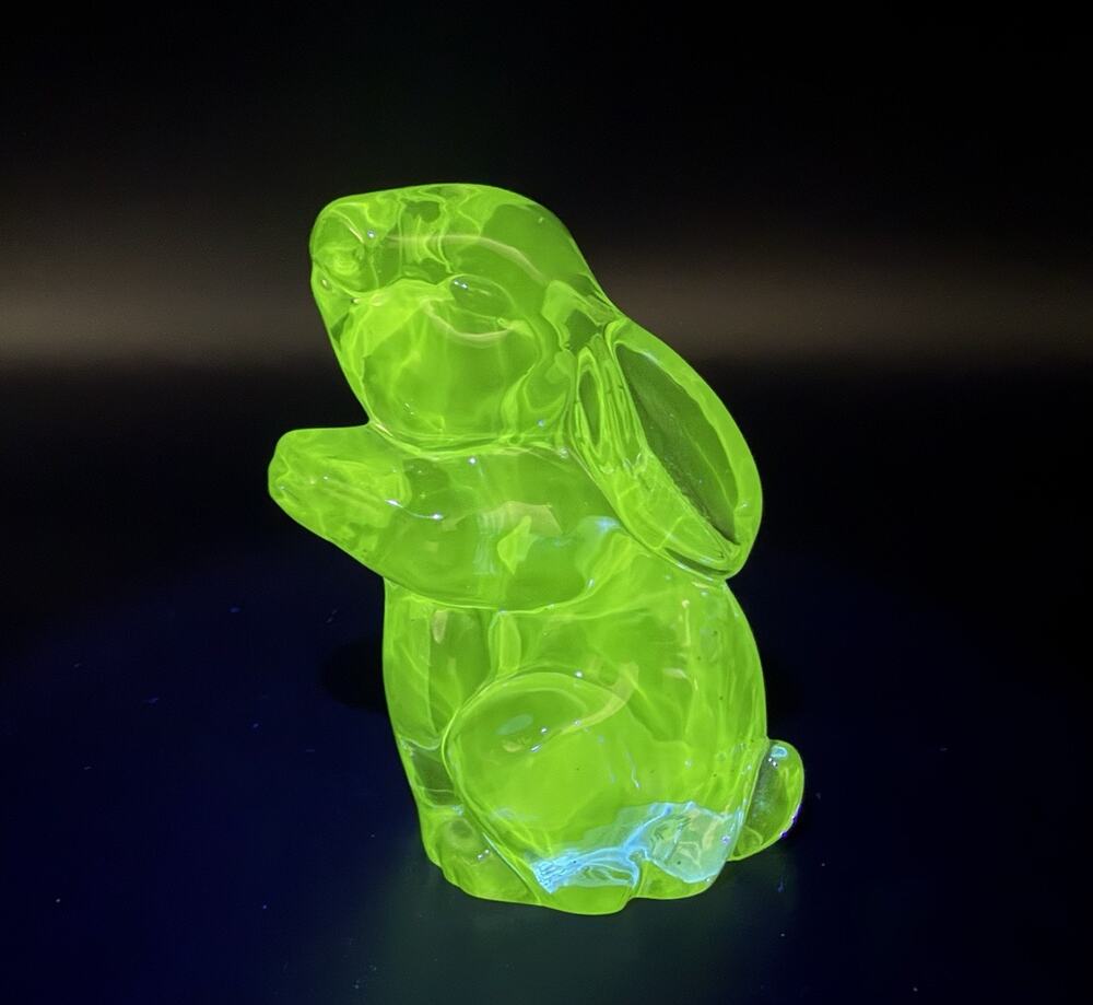 Salute ! Italia Murano Italy Purple Glass Bunny Rabbit Figurine 3” UV Reactive